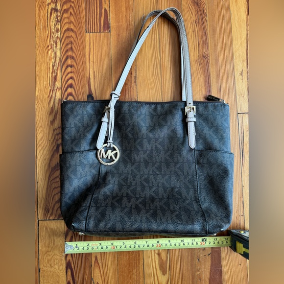 Michael Kors bag, in ok shape, cooor brown with MK logo all over - Picture 4 of 8